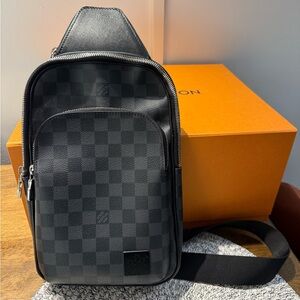Louis Vuitton Avenue Slingbag in Damier Graphite - Excellent Condition